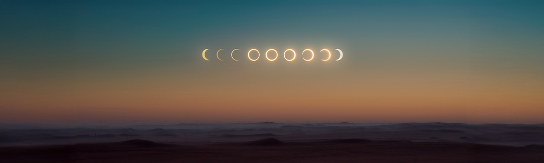 Phases de la Lune alignées dans un ciel au crépuscule, symbolisant les cycles, le renouveau et l’influence lunaire en astrologie et en voyance