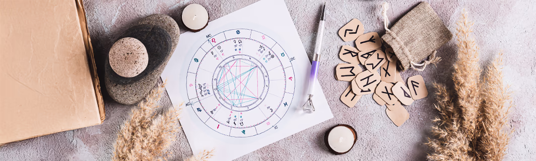 Thème astral accompagné de runes et de bougies, illustrant la divination, l’interprétation des signes et la guidance spirituelle personnalisée