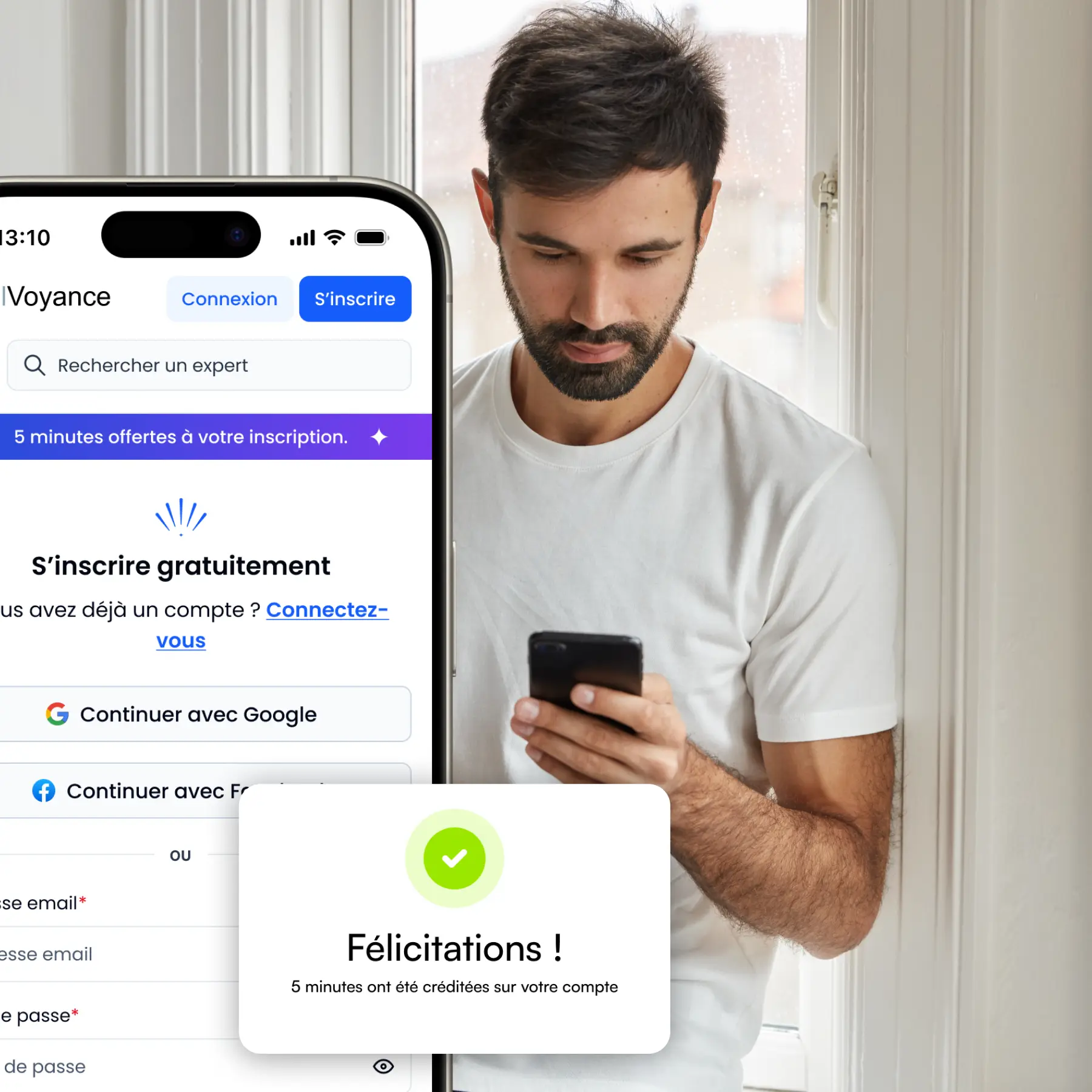 Homme consultant son téléphone et découvrant l’inscription gratuite sur IdealVoyance avec 5 minutes de voyance offertes en cadeau de bienvenue.