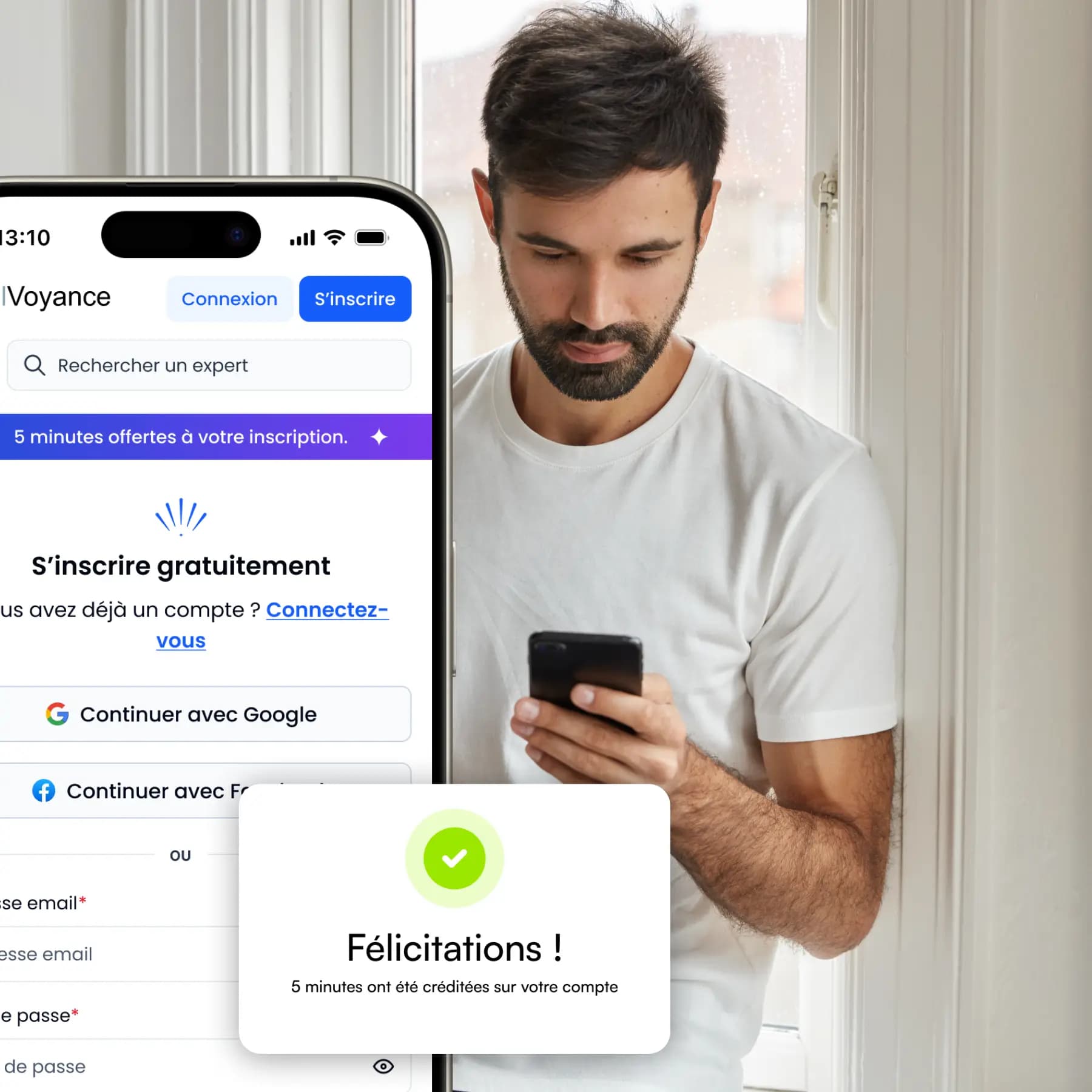 Homme consultant son téléphone et découvrant l’inscription gratuite sur IdealVoyance avec 5 minutes de voyance offertes en cadeau de bienvenue.